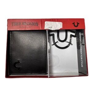 True Religion Mens Altro Bifold Wallet Horseshoe Carabiner Set‎ Black TR505051